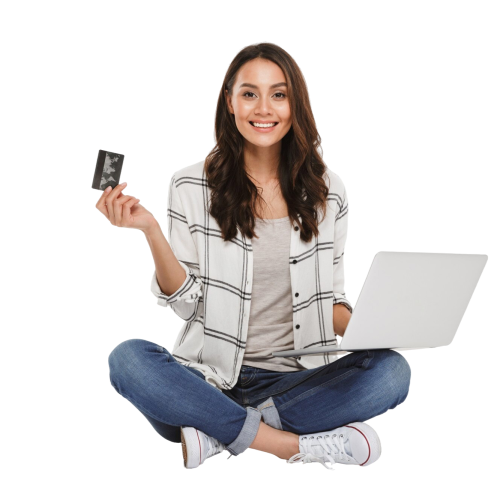 sonriente-mujer-morena-camisa-sentada-suelo-ordenador-portatil-tarjeta-credito-mientras-mira-camara-sobre-gris
